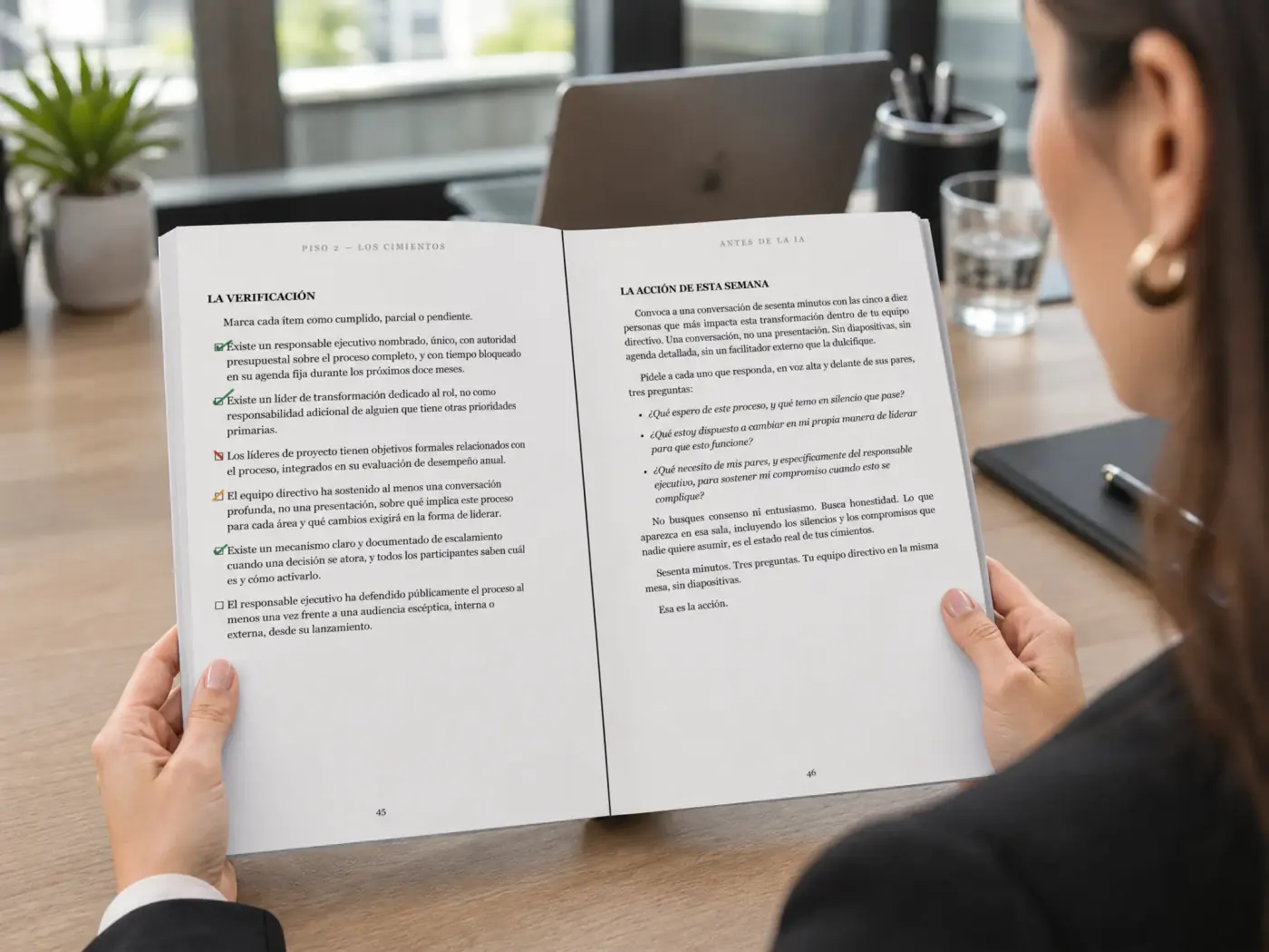 Persona leyendo las páginas interiores del libro Antes de la IA en una oficina